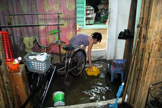 Mưa từ đầu giờ chiều, đến tối đường Sài Gòn vẫn như sông - 13