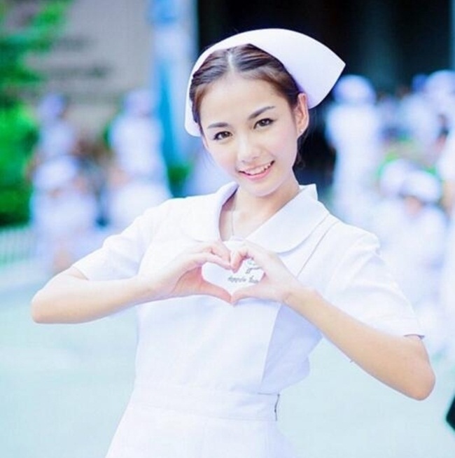 Mới đây hình ảnh về Namkhing Kanyapak, một y tá vô cùng xinh đẹp đang lan truyền chóng mặt trên các trang mạng thế giới sau khi trang 9gag, một trong những trang mạng được cộng đồng trẻ toàn thế giới yêu thích đăng tải. 
