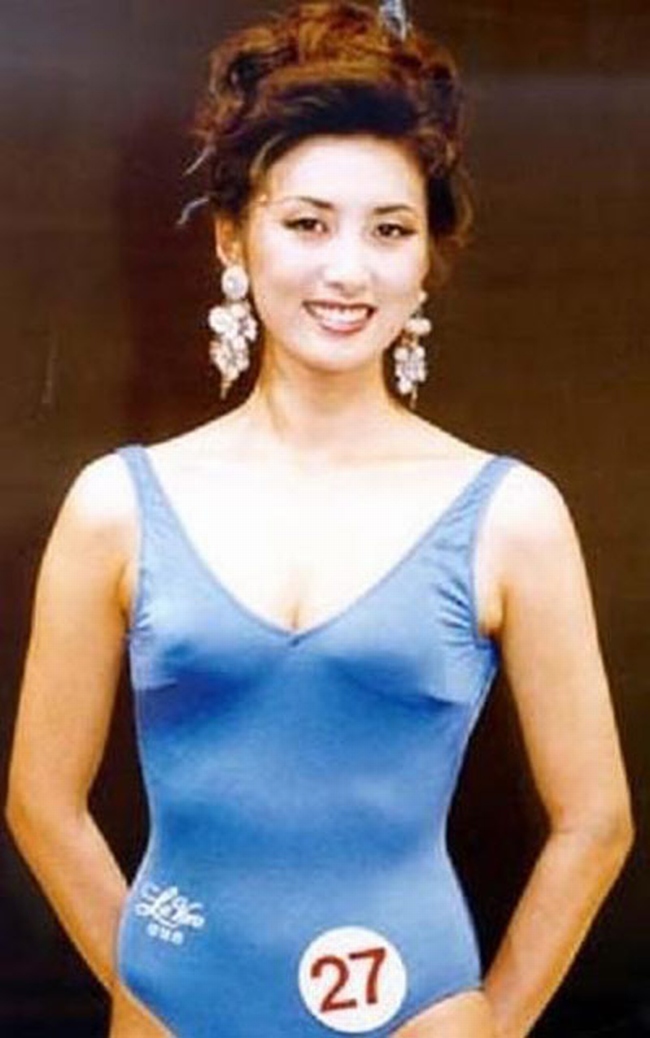 Thời gian gần đây, những scandal bán dâm, cưỡng dâm, quấy rối tình dục liên tục xảy ra và làm náo loạn showbiz Hàn. Nhiều người lắc đầu ngán ngẩm trước mặt trái đen tối của nền giải trí hàng đầu châu Á khi hàng loạt ngôi sao đình đám đều "dính chàm". Tuy nhiên, trong lịch sử showbiz Hàn, sự bê bối liên quan đến đời sống cá nhân có lẽ không ai vượt qua được Han Sung Joo - Hoa hậu Hàn Quốc năm 1995. Cô cũng từng là một diễn viên, MC có tiếng tại Hàn lúc bấy giờ.