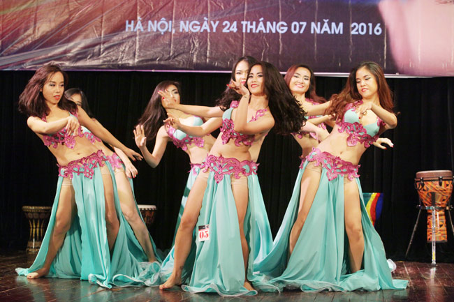 Thiếu nữ châu Á khoe vũ điệu bellydance nóng bỏng tại HN - 1