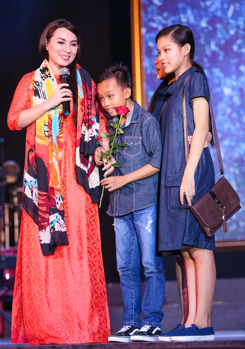 Hồ Văn Cường rụt rè bên mẹ nuôi Phi Nhung trên sân khấu - 1