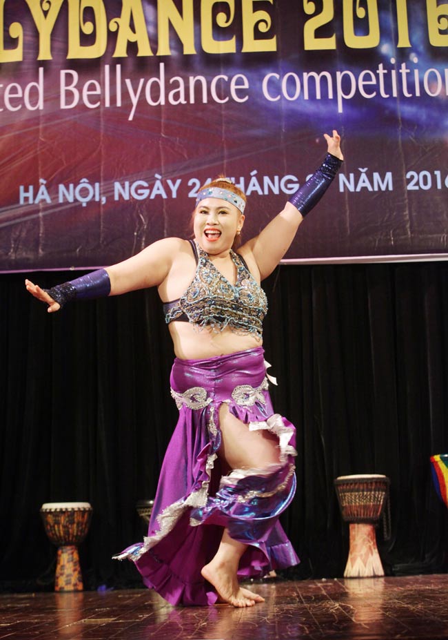 &#34;Bà mẹ ngàn cân&#34; ngã sõng soài trên sân khấu bellydance - 1