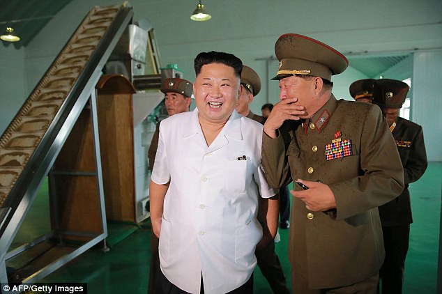 Kim Jong-un tươi như hoa dẫn tướng lĩnh đi thăm nhà máy - 1