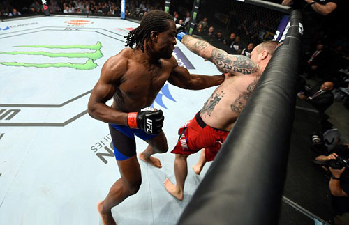 UFC: “Mưa đấm” dằn mặt lính mới xăm trổ - 1