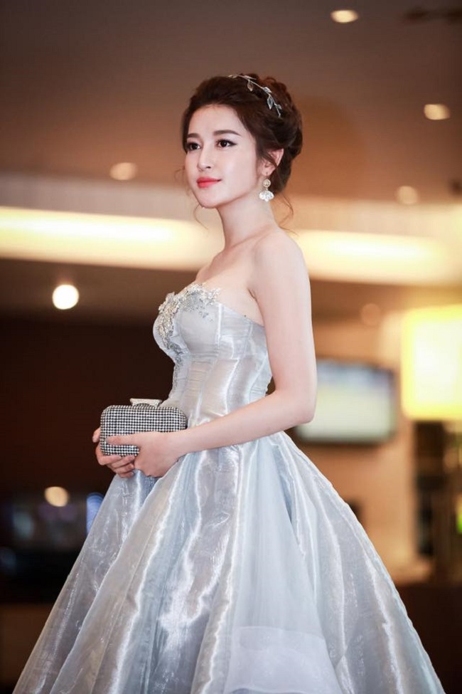 Hồi đầu năm nay, Huyền My tiết lộ cô đã giảm được 4 kg chỉ trong vòng 1 tuần và có được cân nặng 56 kg như ý, phù hợp với chiều cao 1m74 của cô. Đó là kết quả của việc duy trì lịch tập gym đều đặn hằng ngày của á hậu.
