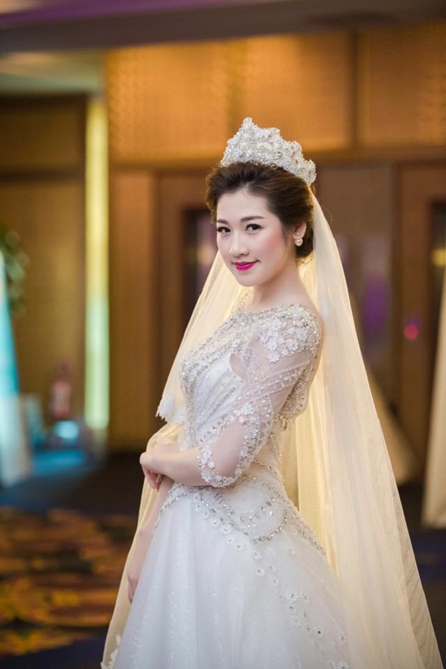Tú Anh không quan trọng sử dụng mỹ phẩm hay kem dưỡng đắt tiền. Sản phẩm dưỡng da rẻ nhất mà Tú Anh từng sử dụng có giá khoảng 28 - 35 ngàn, đó là một cân dưa chuột hoặc cà chua sạch.