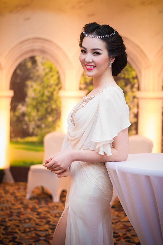Ngoài ăn kiêng, Thụy Vân kết hợp chăm chỉ tập gym, lắc vòng và đi spa để nhanh chóng lấy lại vóc dáng sau sinh.