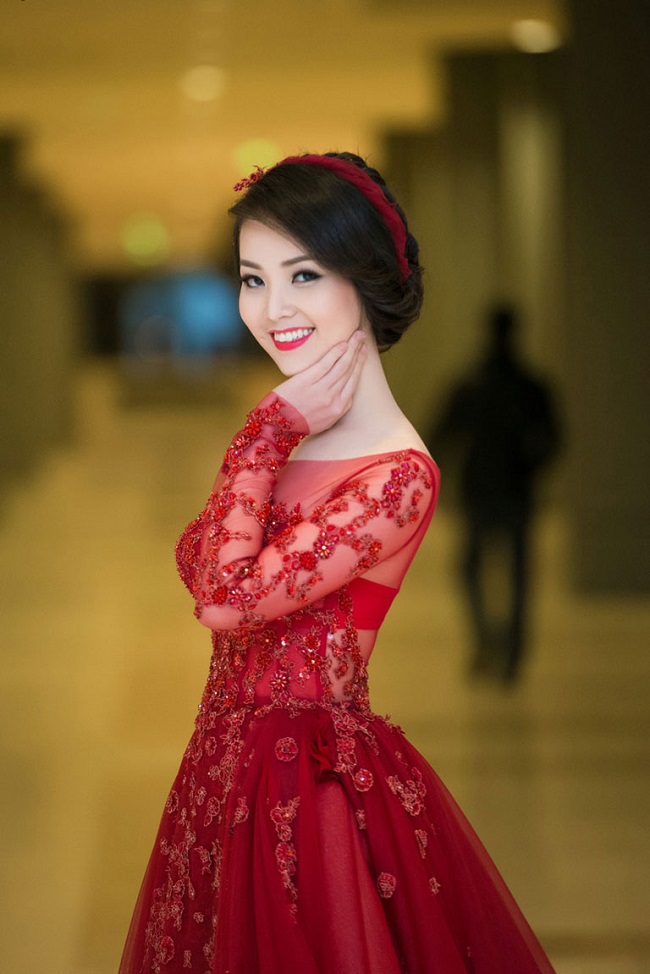 Mỗi tối và sáng, Thụy Vân cố gắng dưỡng da đầy đủ gồm tẩy trang nước hoa hồng, thoa serum, kem chống nhăn, kem chống dầu và kem dưỡng ẩm. 