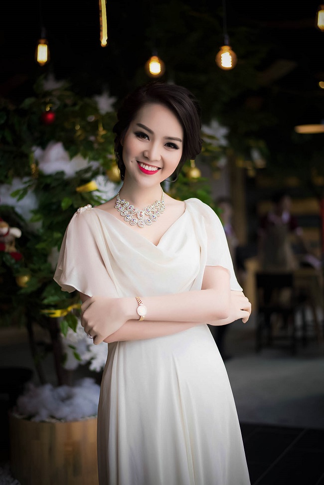 Á hậu còn thường xuyên tẩy da chết tại nhà, rồi tắm với sữa tươi hoặc sữa tắm pha dầu oliu. Ngoài ra, thỉnh thoảng Thụy Vân cũng tắm với hỗn hợp tinh chất nghệ hòa với sữa để làn da trắng sáng, mịn màng.
