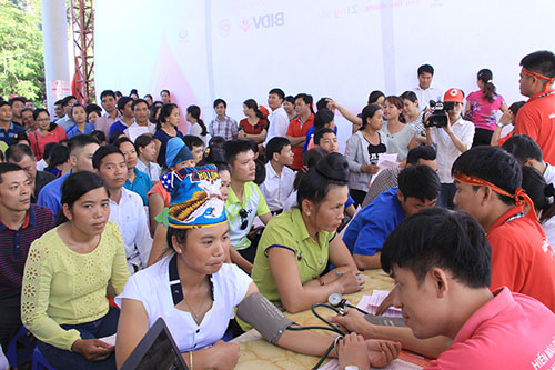 Dân bản vượt hàng trăm km đèo dốc đi hiến máu - 2