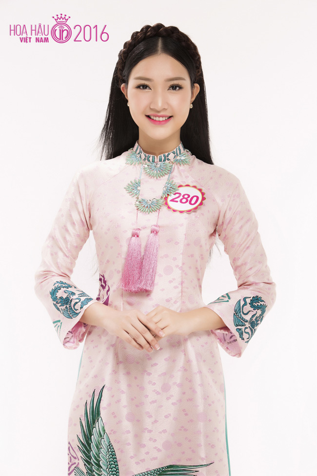Trong dàn thí sinh Hoa hậu Việt Nam, Lê Trần Ngọc Trân (Huế) là thí sinh nổi bật. 