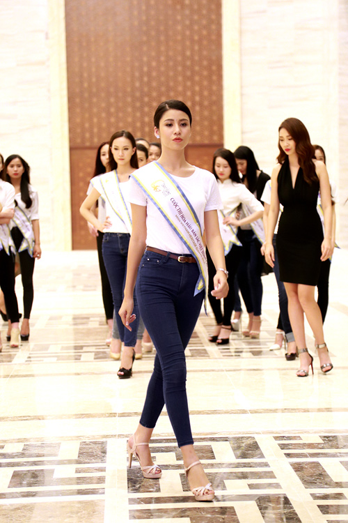 Chuyên gia Mỹ dạy thí sinh Hoa hậu Bản sắc Việt đi catwalk - 8