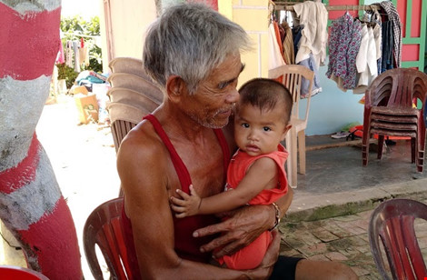 Du khách nườm nượp đổ về 'làng bích họa' kỳ lạ ven biển Tam Kỳ - 1