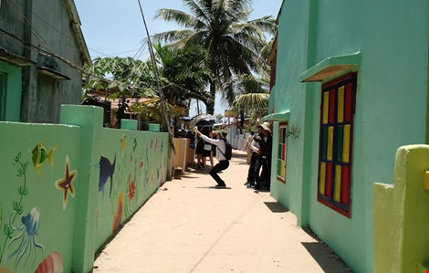 Du khách nườm nượp đổ về 'làng bích họa' kỳ lạ ven biển Tam Kỳ - 11