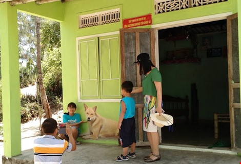 Du khách nườm nượp đổ về 'làng bích họa' kỳ lạ ven biển Tam Kỳ - 14