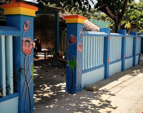 Du khách nườm nượp đổ về 'làng bích họa' kỳ lạ ven biển Tam Kỳ - 2