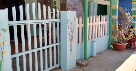 Du khách nườm nượp đổ về 'làng bích họa' kỳ lạ ven biển Tam Kỳ - 3