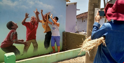 Du khách nườm nượp đổ về 'làng bích họa' kỳ lạ ven biển Tam Kỳ - 2