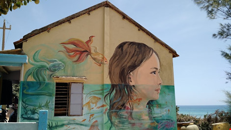 Du khách nườm nượp đổ về 'làng bích họa' kỳ lạ ven biển Tam Kỳ - 5