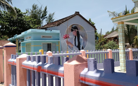 Du khách nườm nượp đổ về 'làng bích họa' kỳ lạ ven biển Tam Kỳ - 6