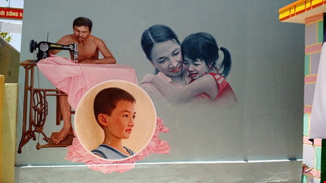 Du khách nườm nượp đổ về 'làng bích họa' kỳ lạ ven biển Tam Kỳ - 3
