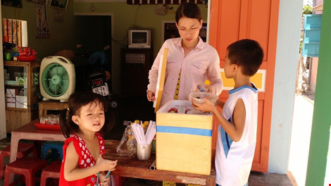 Du khách nườm nượp đổ về 'làng bích họa' kỳ lạ ven biển Tam Kỳ - 4