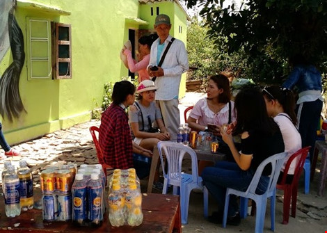 Du khách nườm nượp đổ về 'làng bích họa' kỳ lạ ven biển Tam Kỳ - 5