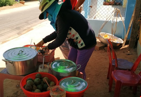 Du khách nườm nượp đổ về 'làng bích họa' kỳ lạ ven biển Tam Kỳ - 6