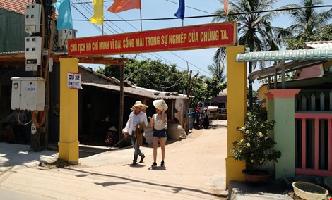 Du khách nườm nượp đổ về 'làng bích họa' kỳ lạ ven biển Tam Kỳ - 7