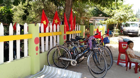 Du khách nườm nượp đổ về 'làng bích họa' kỳ lạ ven biển Tam Kỳ - 8