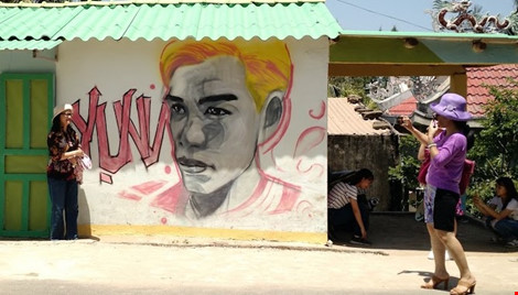 Du khách nườm nượp đổ về 'làng bích họa' kỳ lạ ven biển Tam Kỳ - 9