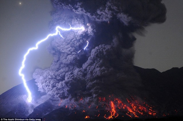 Kì vĩ sét đánh quanh núi lửa ở Nhật Bản - 1