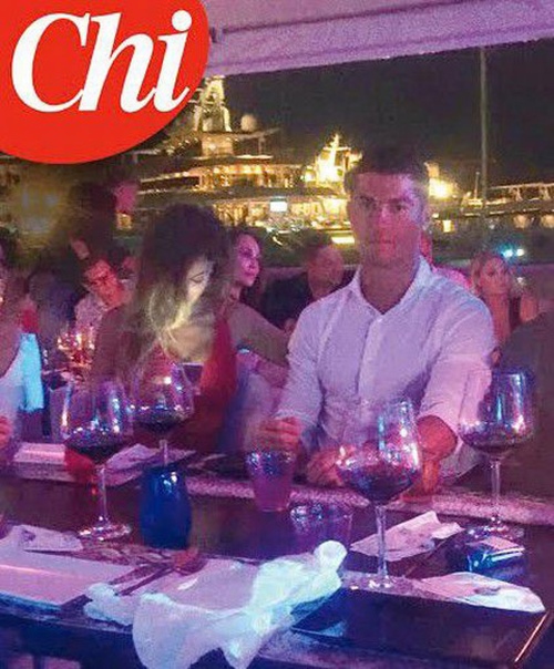 Ronaldo ngả nghiêng trong đêm bên mỹ nữ bốc lửa người Ý - 1