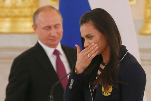 Sắp đi Rio, VĐV Nga khóc lóc trước Tổng thống Putin - 1