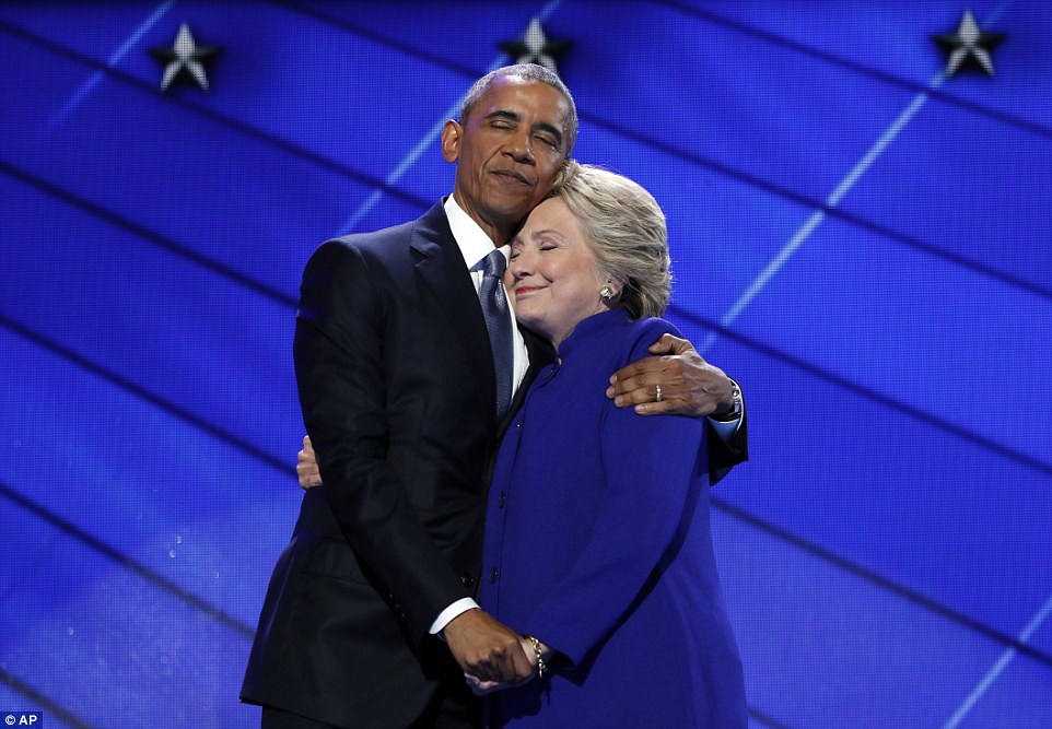 Ông Obama ôm, cầm tay bà Clinton đầy tin tưởng - 1