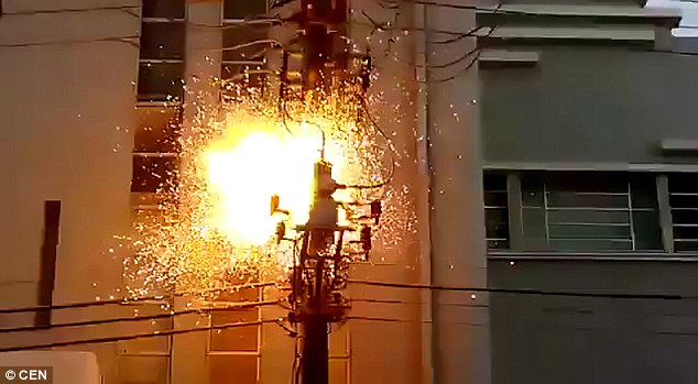 Video: Trèo cột điện nhìn tổng thống, bị giật bùng lửa - 1