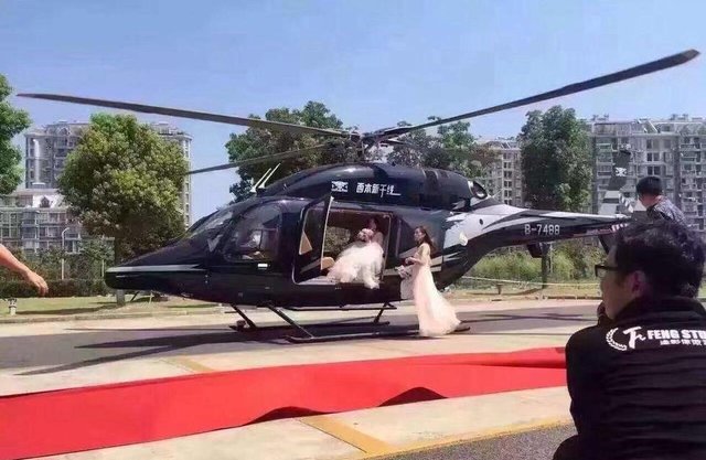 Cặp đôi TQ vung tiền thuê trực thăng đưa đến đám cưới - 1