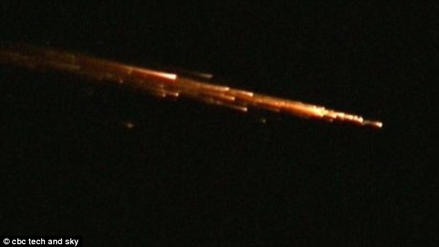 Video: Mảnh vỡ tên lửa TQ bốc cháy trên bầu trời Mỹ - 1