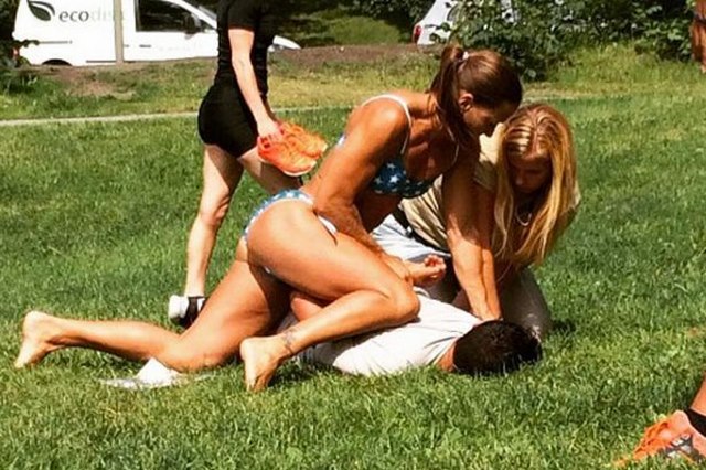 Nữ cảnh sát Thụy Điển mặc bikini hạ gục kẻ móc túi - 1