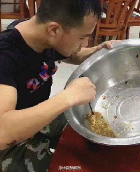 Chàng lính cứu hỏa được phong là "thánh mì tôm" - 2