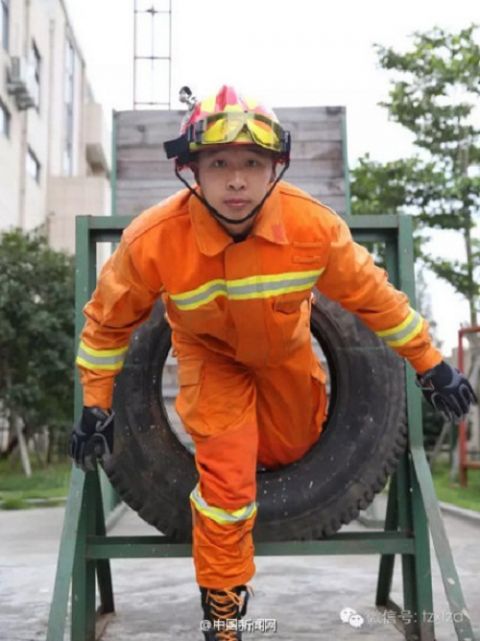 Chàng lính cứu hỏa được phong là "thánh mì tôm" - 3