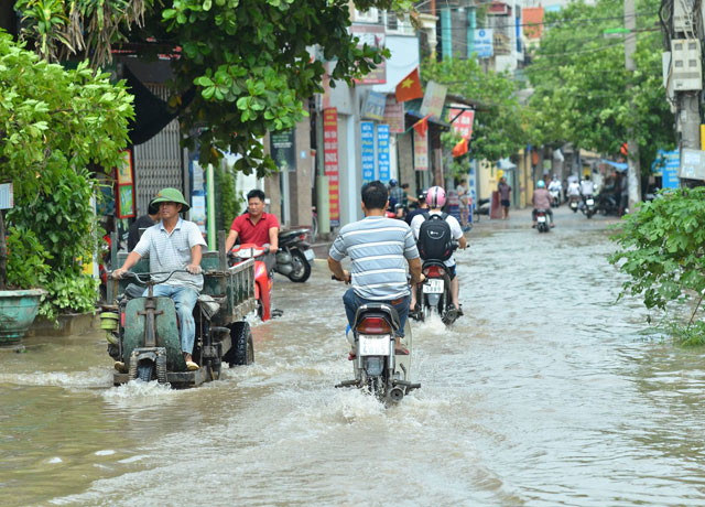 Một ngày sau bão số 1, người Thủ đô vẫn bì bõm lội phố - 3