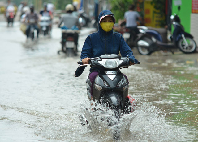 Một ngày sau bão số 1, người Thủ đô vẫn bì bõm lội phố - 2