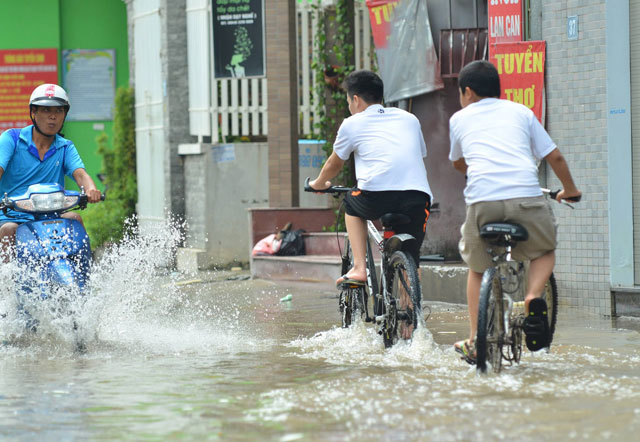 Một ngày sau bão số 1, người Thủ đô vẫn bì bõm lội phố - 4