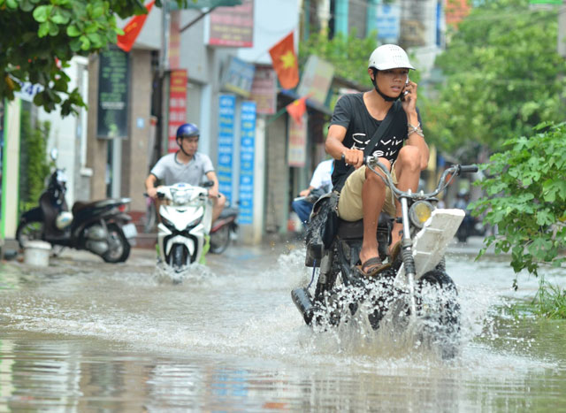 Một ngày sau bão số 1, người Thủ đô vẫn bì bõm lội phố - 5