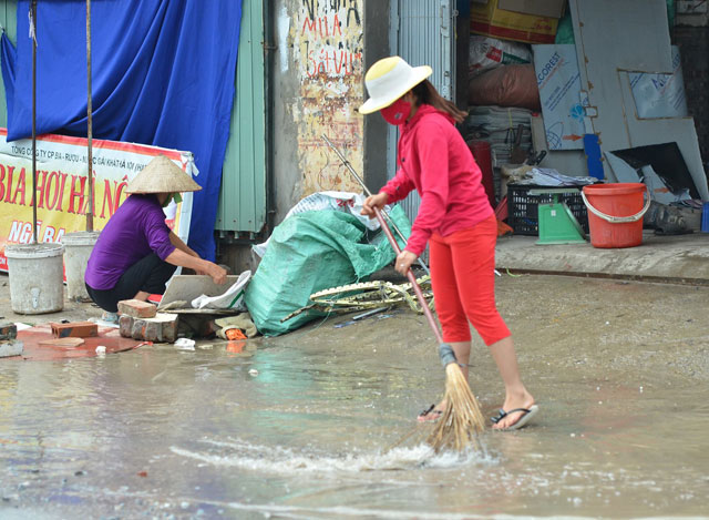 Một ngày sau bão số 1, người Thủ đô vẫn bì bõm lội phố - 8