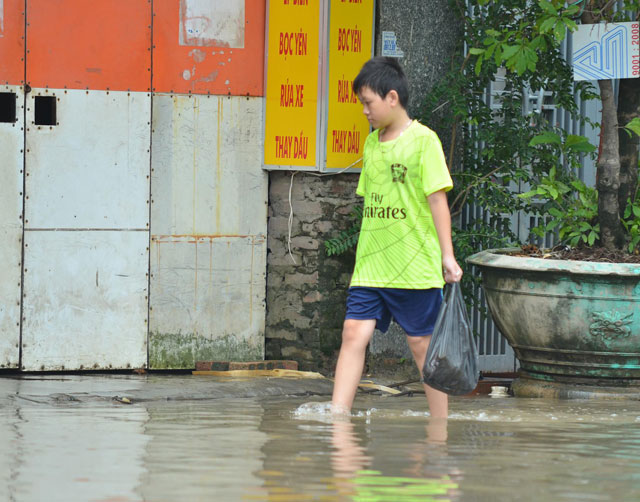 Một ngày sau bão số 1, người Thủ đô vẫn bì bõm lội phố - 7