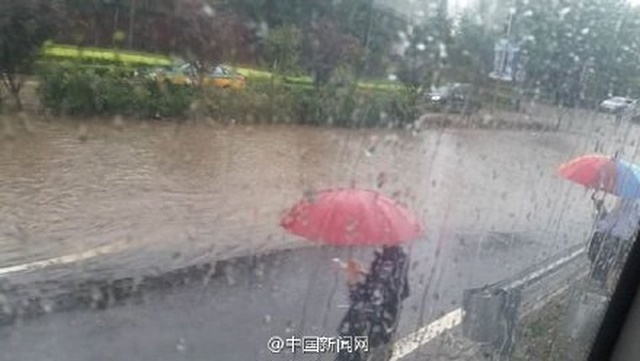 Ảnh: Bắc Kinh &#34;thất thủ&#34; trước mưa lũ - 1