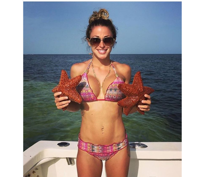 Trên Instagram - trang mạng xã hội chia sẻ ảnh lớn nhất thế giới đang rộ lên trào lưu khoe ngực cùng hải sản. 
