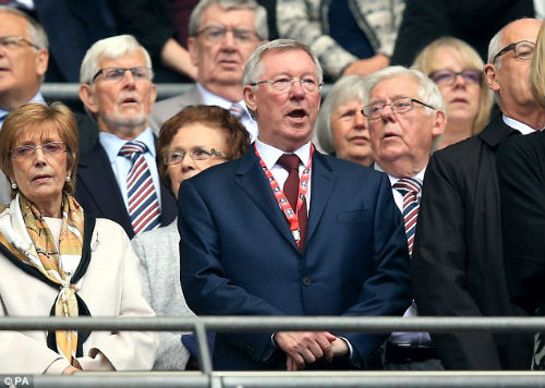 Pogba ký áo chụp hình với fan MU, Sir Alex sốt ruột - 2